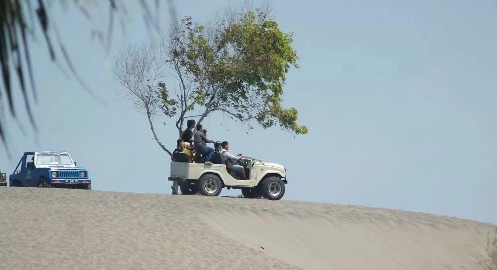 sewa jeep gumuk pasir